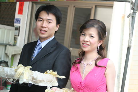 <em>头发少的新娘</em>拍照或喜宴可以做什么<em>造型</em>?