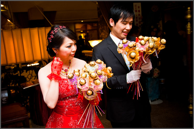 麻烦水水分享<em>穿</em>大红膨裙礼服的<em>发型</em>-第1页-结