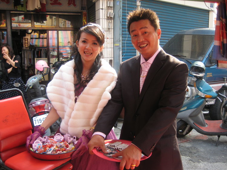 订婚时新郎穿粉红色衬衫应该配什么颜色的领带