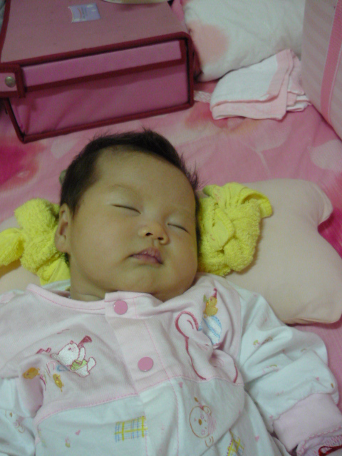 <em>妹妹</em>这样<em>睡觉</em>真的让我很头痛.请益有经验的妈