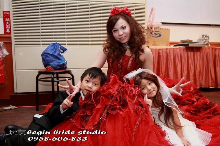 <em>我堂姐的女儿</em>故意说要当我的花童~请大家分享