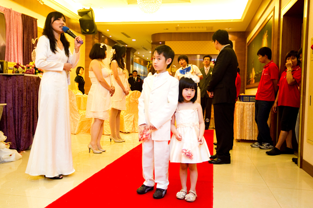 <em>我堂姐的女儿</em>故意说要当我的花童~请大家分享