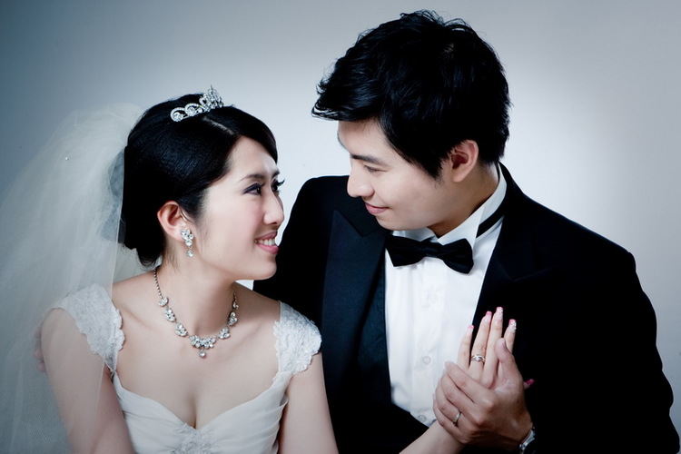 <em>拍婚纱照</em>的白纱<em>造型头发</em>都是盘起来的吗?-第1