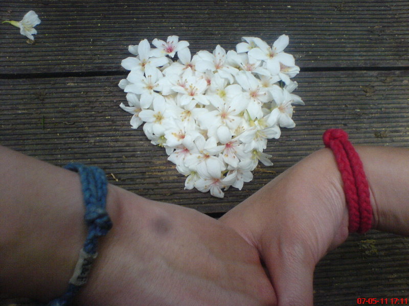 【大手牵小手】上传和另一半<em>手牵手照片</em>抽幸福