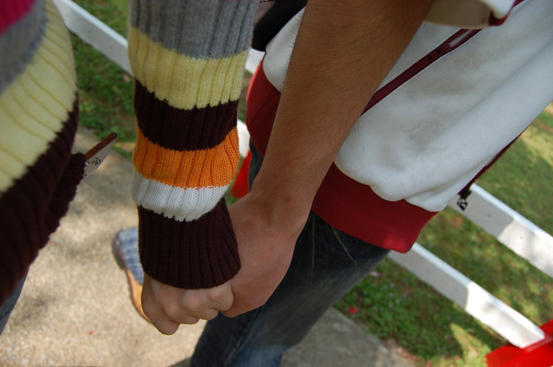 【大手牵小手】上传和另一半<em>手牵手照片</em>抽幸福