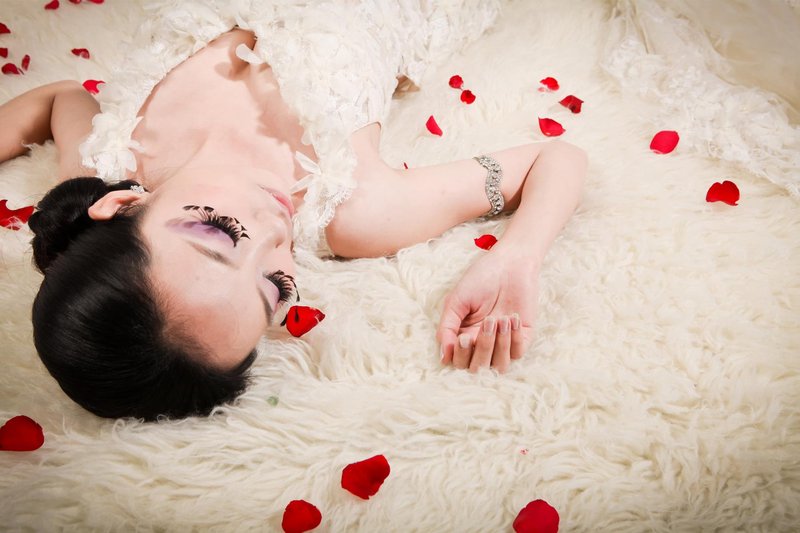 <em>拍婚纱照</em>的白纱<em>造型头发</em>都是盘起来的吗?-第1