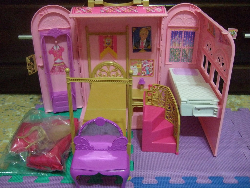 只玩二次几分钟的芭比娃娃屋盒及二手芭比娃娃组便宜出清-第1页-商品资讯交流讨论区-非常婚礼veryWed.com