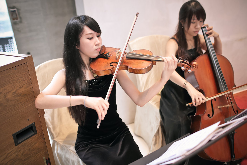 html二胡和小提琴二重奏曲谱你可以找下梁山伯与祝英台小提琴本来有曲
