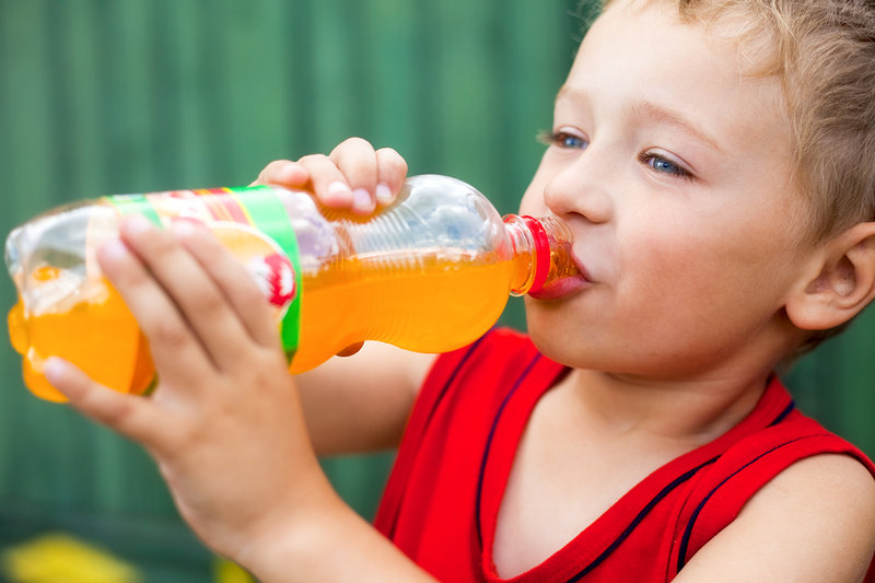 含糖饮料的危险 别让孩子喝掉健康