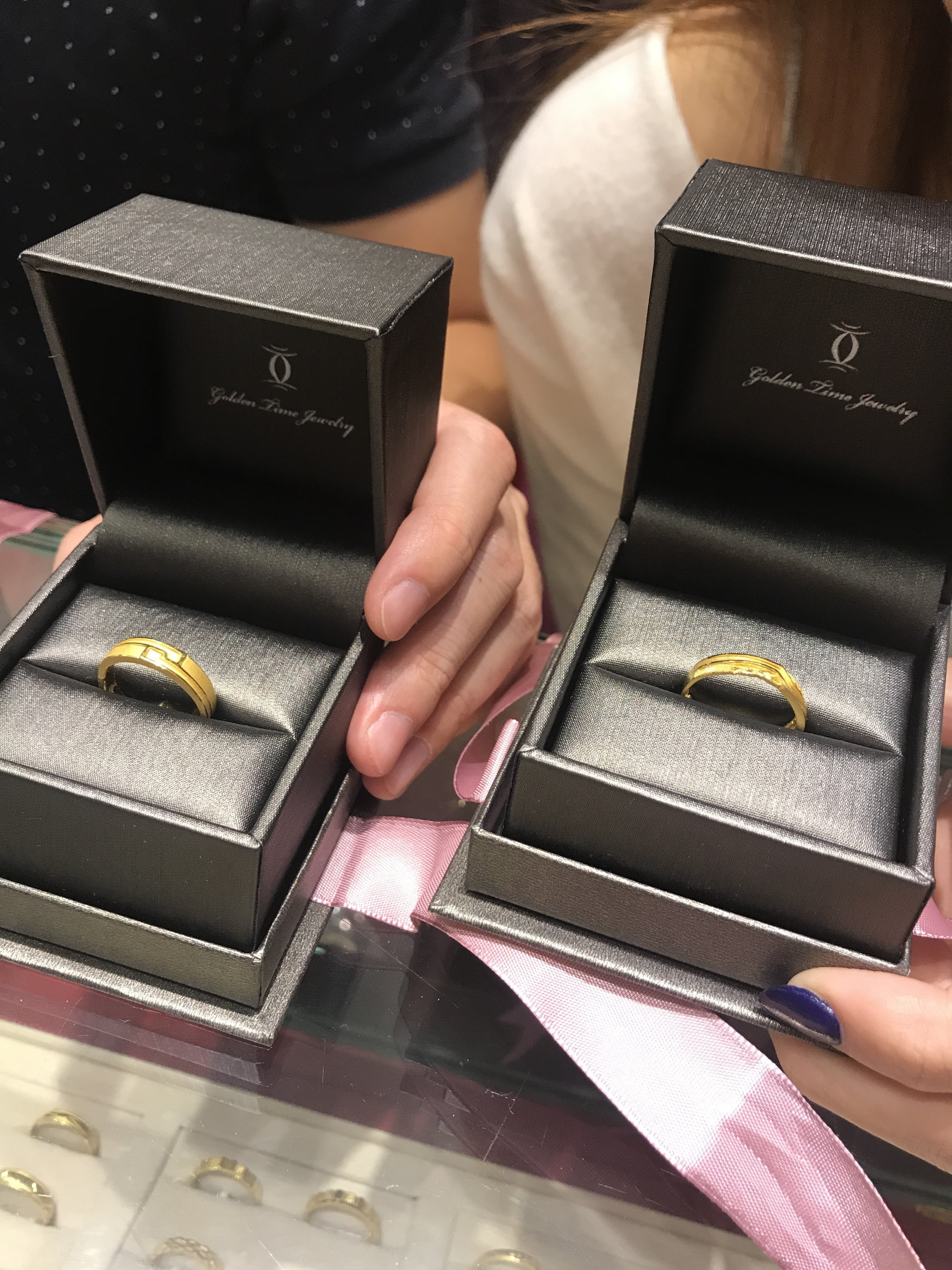 伟德bv1946官网-暴涨！冲破1050元克！深圳水贝被挤爆商家：基本买三件起步