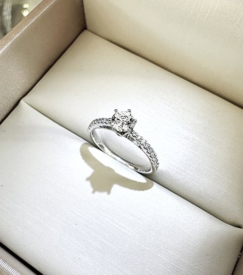 《宏記鑽石》讓我們興奮到不行的閃亮GIA鑽戒-婚禮廠商評價