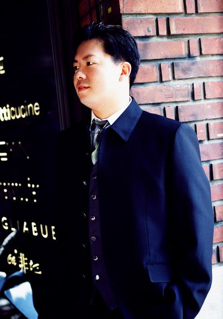 穿西装还蛮好看的: 胖子穿西装不显胖.我也很想穿西装说.