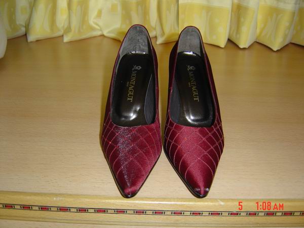 红色及金色婚纱适合穿神么样式的新娘鞋呢-第