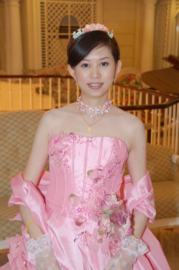 快来瞧瞧,谁说9个月<em>大肚婆穿</em>结婚礼服很难看-