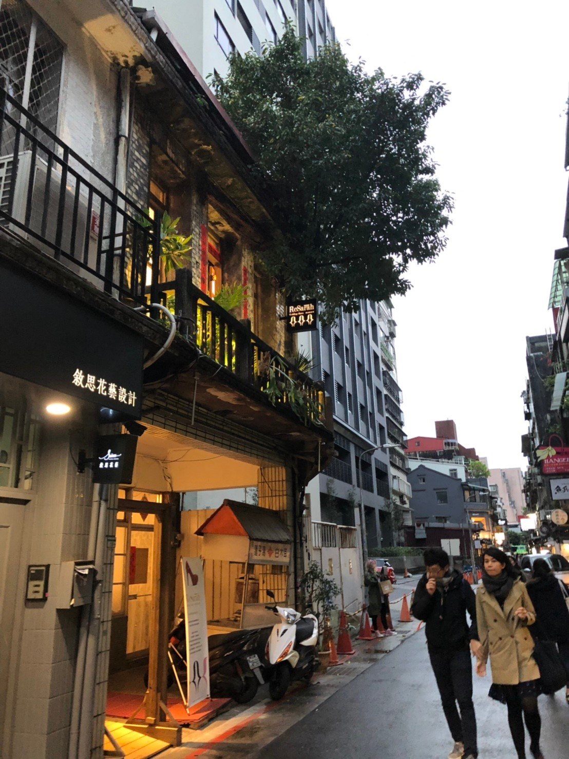 只能說婚鞋，是一場美麗的意外。   原本打從心底覺得，沒有避必要再花錢買鞋， 本人已有一整個鞋櫃的櫃~~已先跟友人預借了唯美的白-廠商評價
