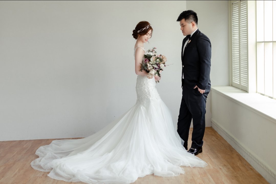 婚禮 籌備先找比堤婚紗 推薦新人：國威＆雅婷 攝影棚白色窗景
