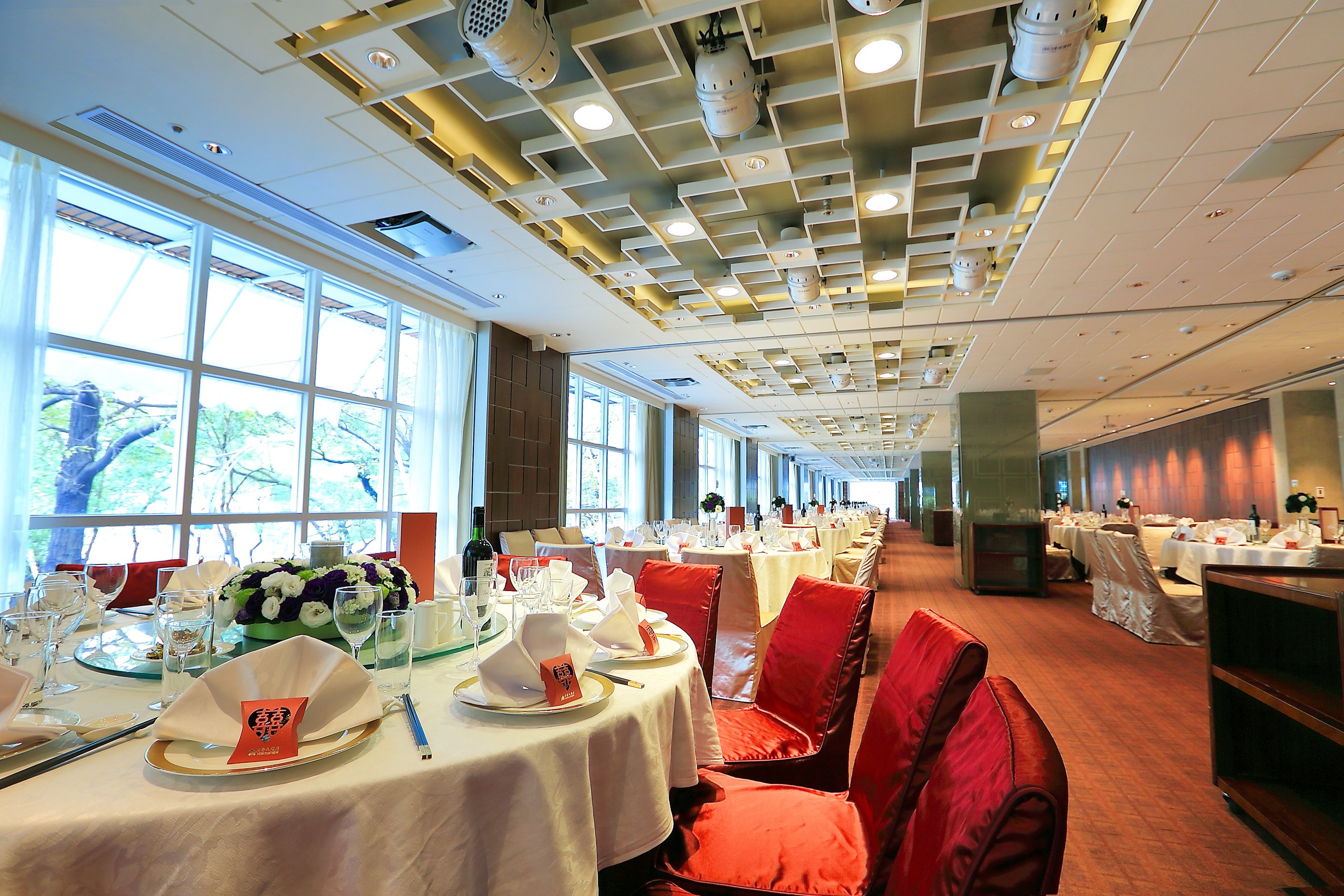 文定飯店宴會廳採光絕美，狹長型場地讓新娘成為全場焦點