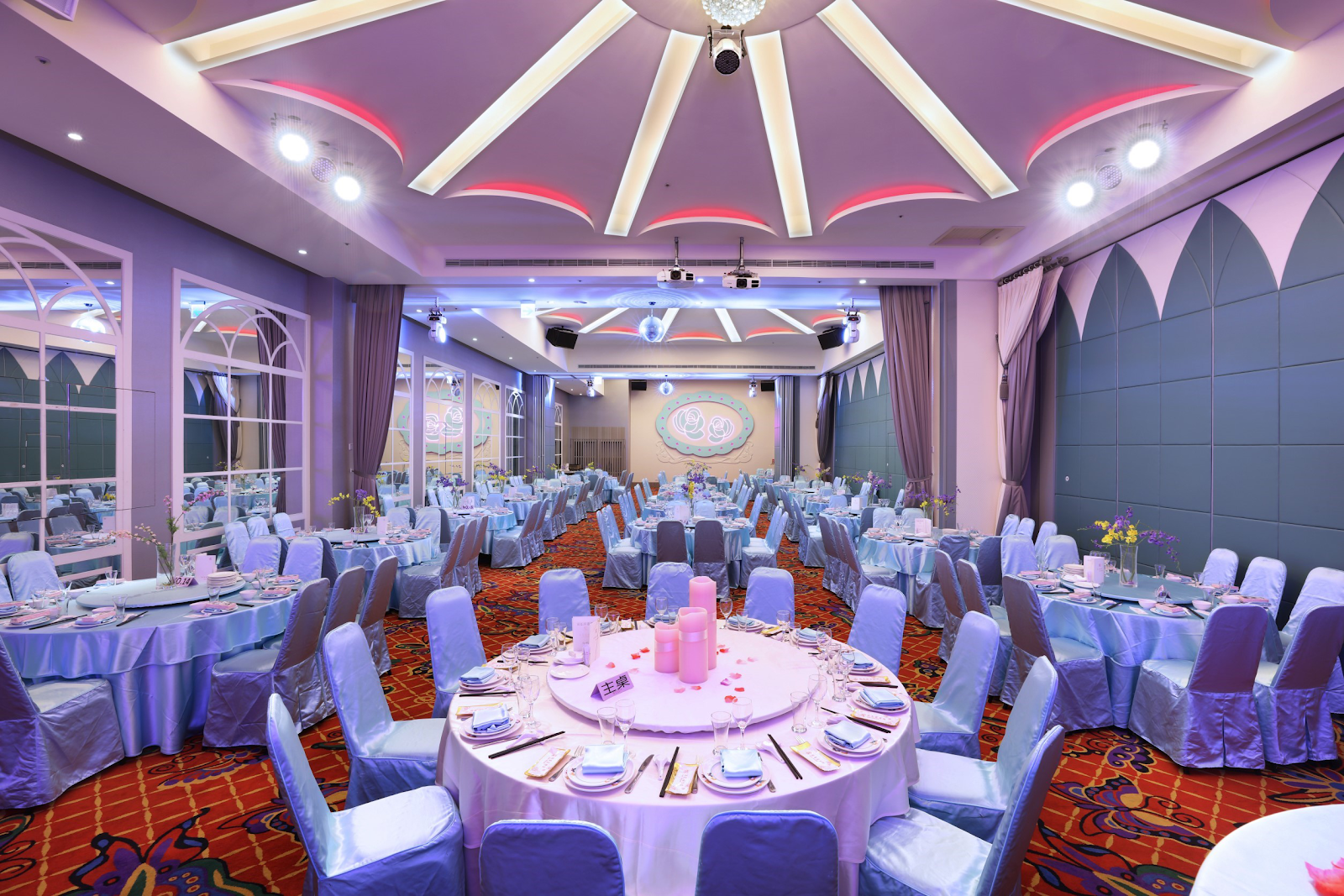 新竹婚宴場地以蒂芬尼綠為主色調，打造溫馨的維多利亞廳
