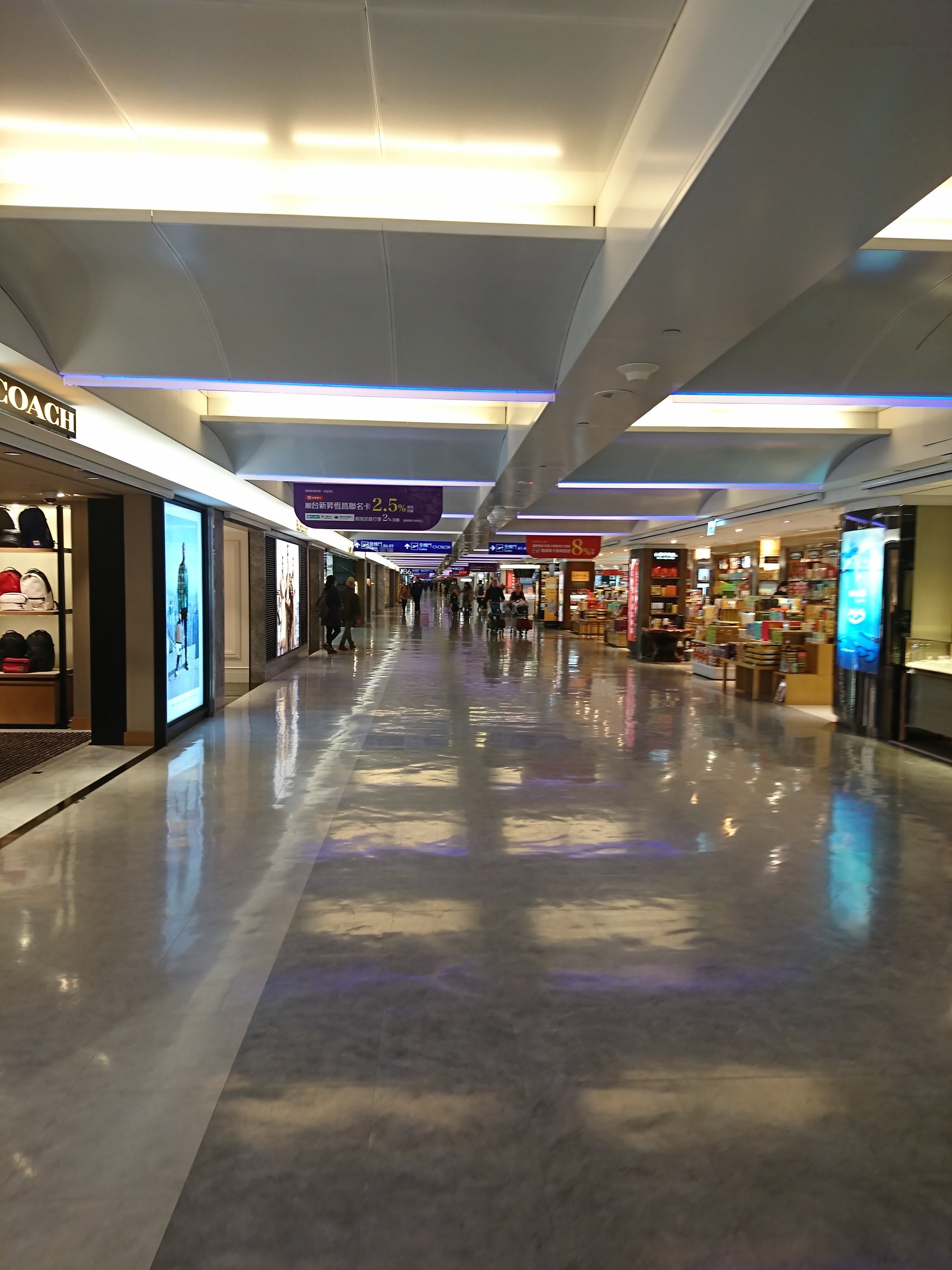 晚上 23:45 的飛機, 不過肺炎疫情的影響, 桃園機場免稅店沒什麼人