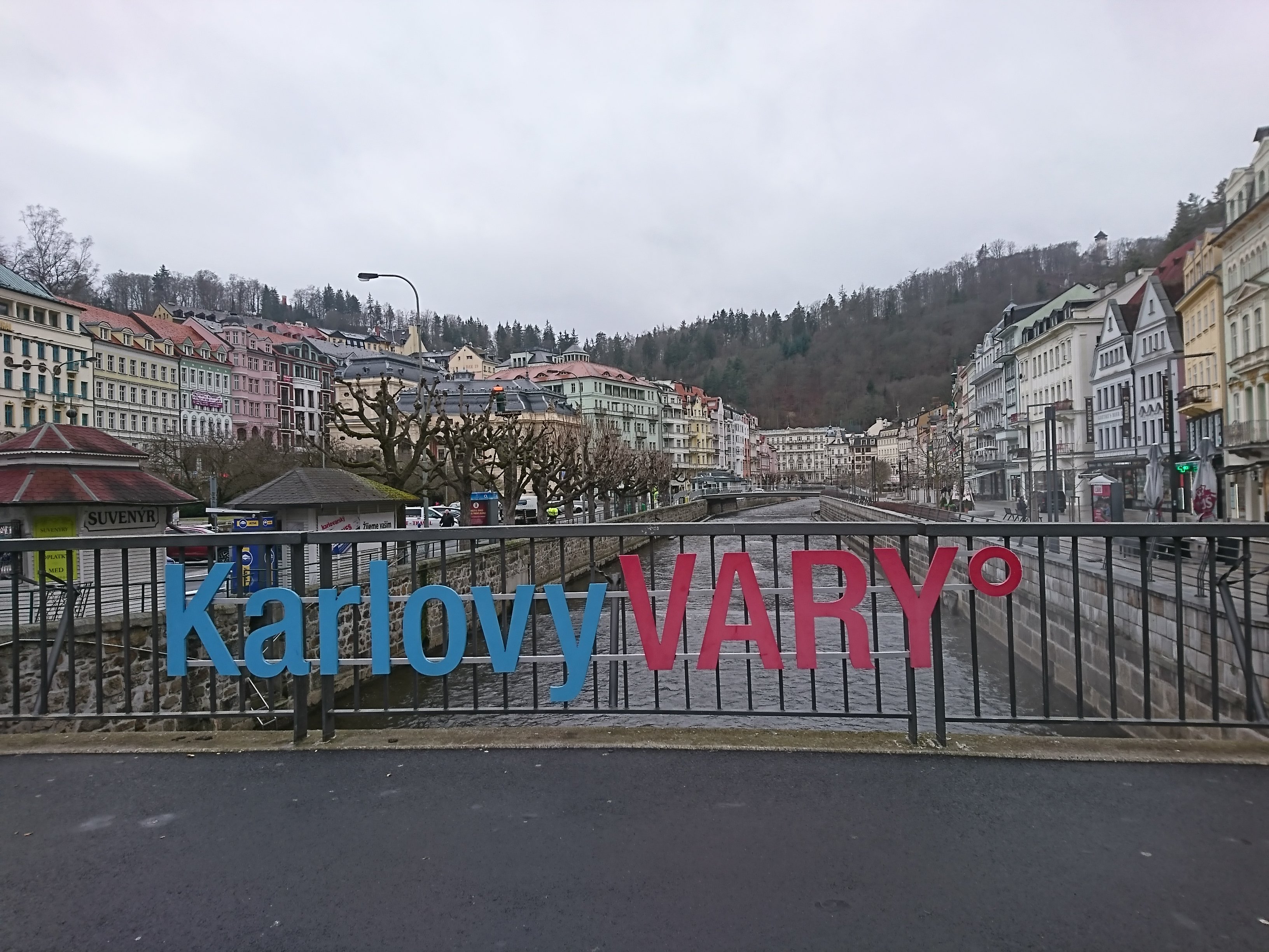 卡羅維瓦利 Karlovy Vary : 歐洲漂亮的巴洛克風療養之地, 品嚐溫泉薄餅並搭配 十多座不同療效的溫泉水， 增強我們的腸胃功能 !