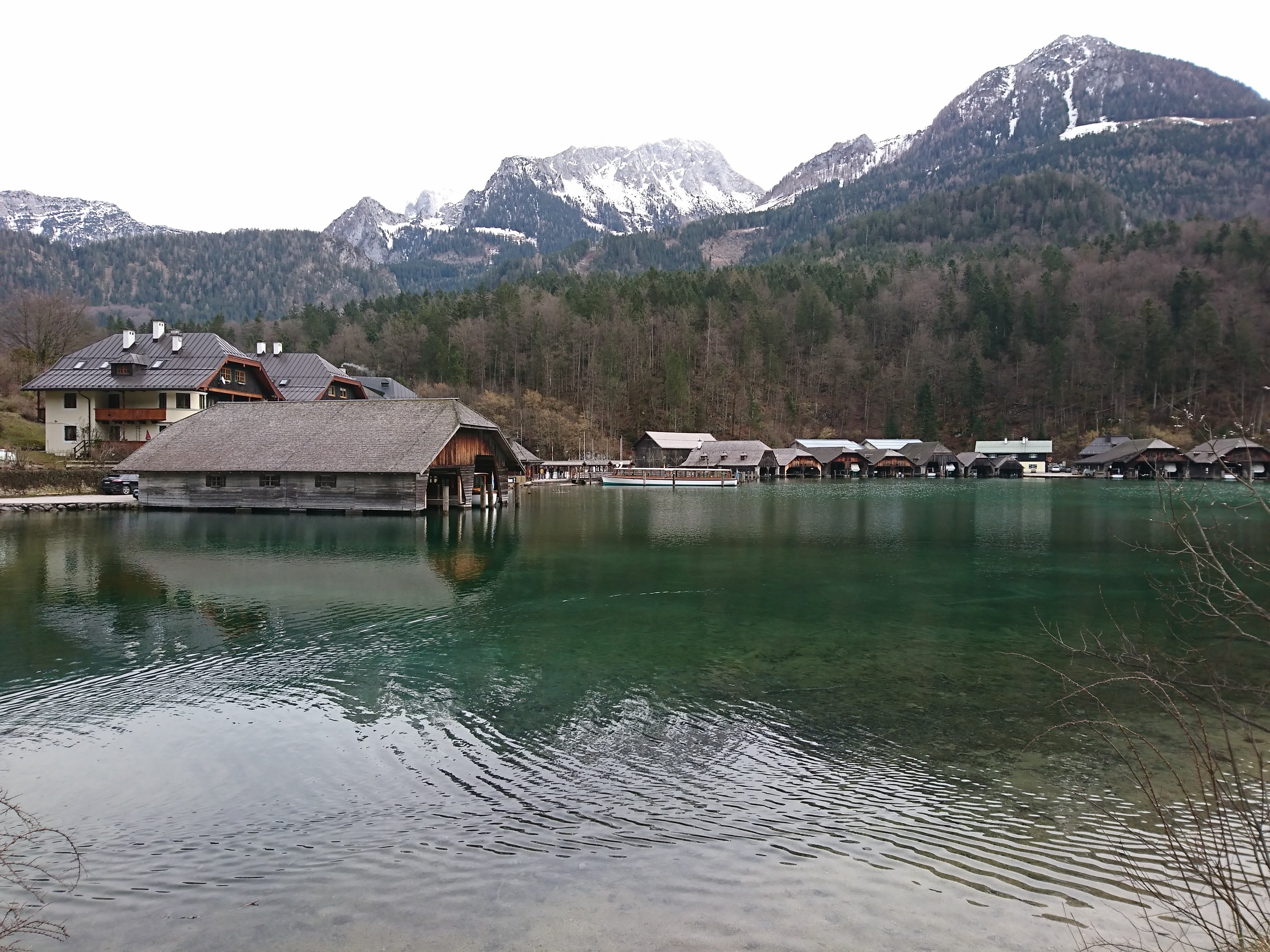 國王湖 Konigssee : 坐船到德國邊境國王湖，船上人員還會表演吹響樂器後山谷傳來回音