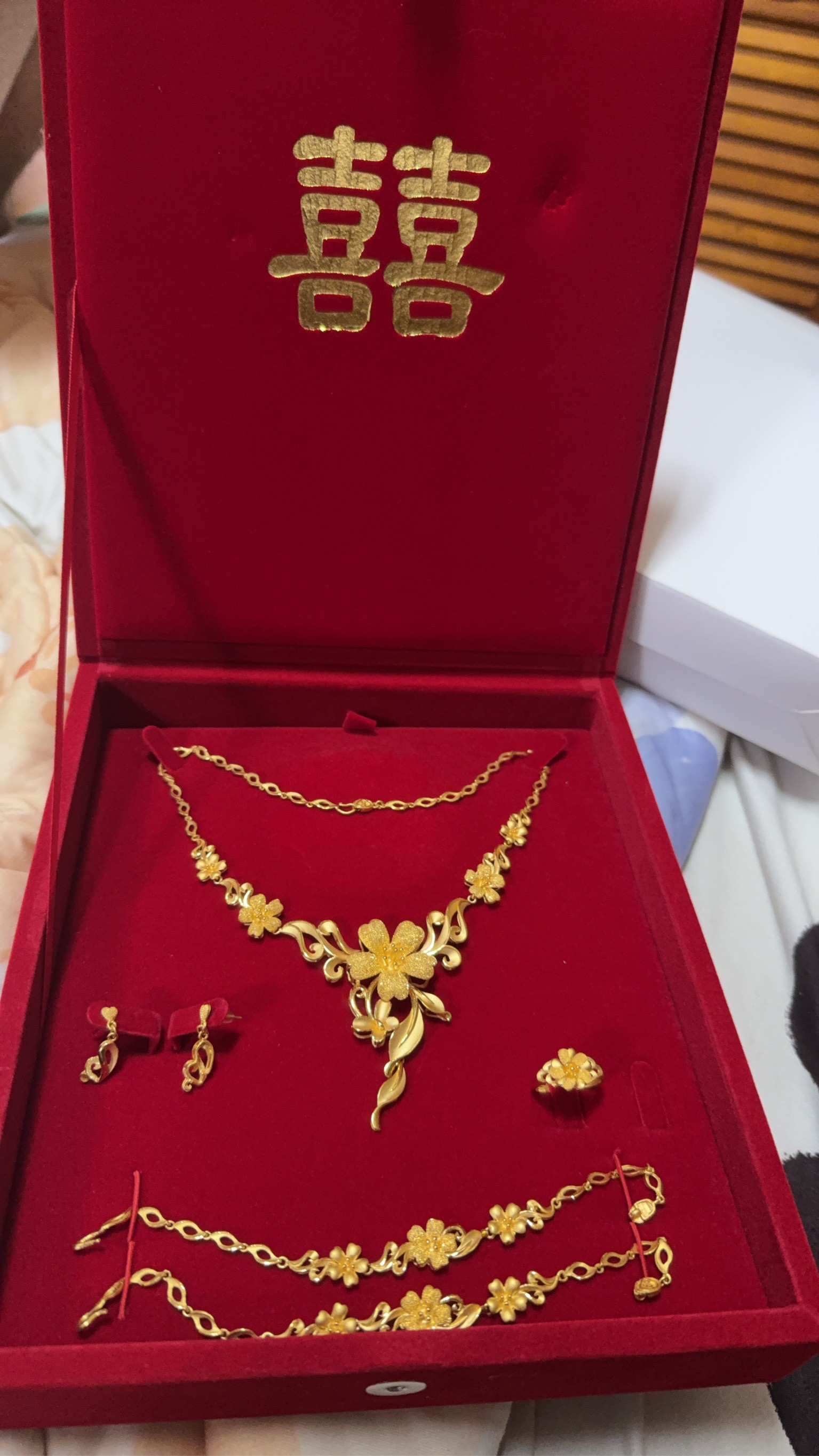 莊氏姐妹都很可愛，再買東西的過程很不像店員與顧客，就像跟朋友在聊天一起購物一樣，不會有推銷、不會強迫，很貼心的建議款式，在我們很迷惘不知道就會需要什麼的時候，她們都會提供意見，非常喜歡️也非常推薦大家來去捧場購買️-婚禮廠商評價