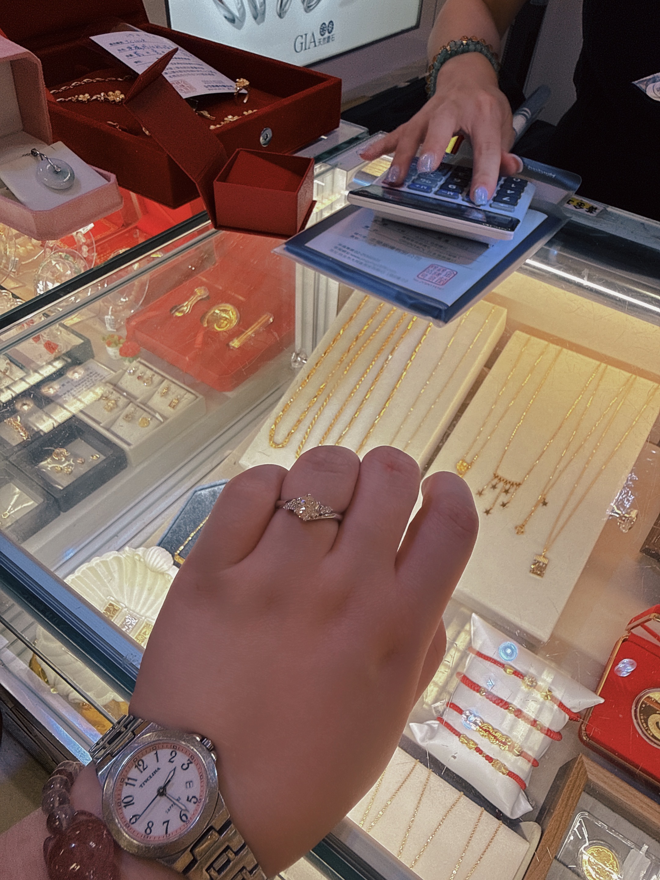 莊氏姐妹都很可愛，再買東西的過程很不像店員與顧客，就像跟朋友在聊天一起購物一樣，不會有推銷、不會強迫，很貼心的建議款式，在我們很迷惘不知道就會需要什麼的時候，她們都會提供意見，非常喜歡️也非常推薦大家來去捧場購買️-婚禮廠商評價
